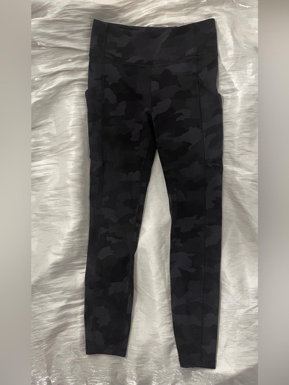 Lululemon Invigorate High-Rise Crop Leggings 25” in Incognito Camo, Size 6 - Picture 3 of 12